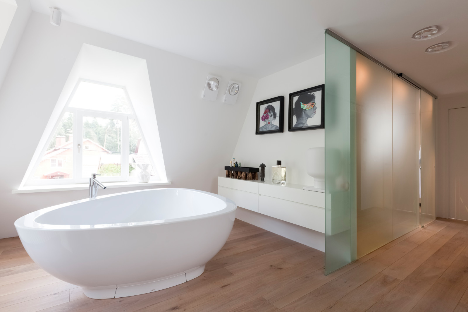 Houzz тур: Дом под Москвой с оригинальным пандусом и винтовой лестницей