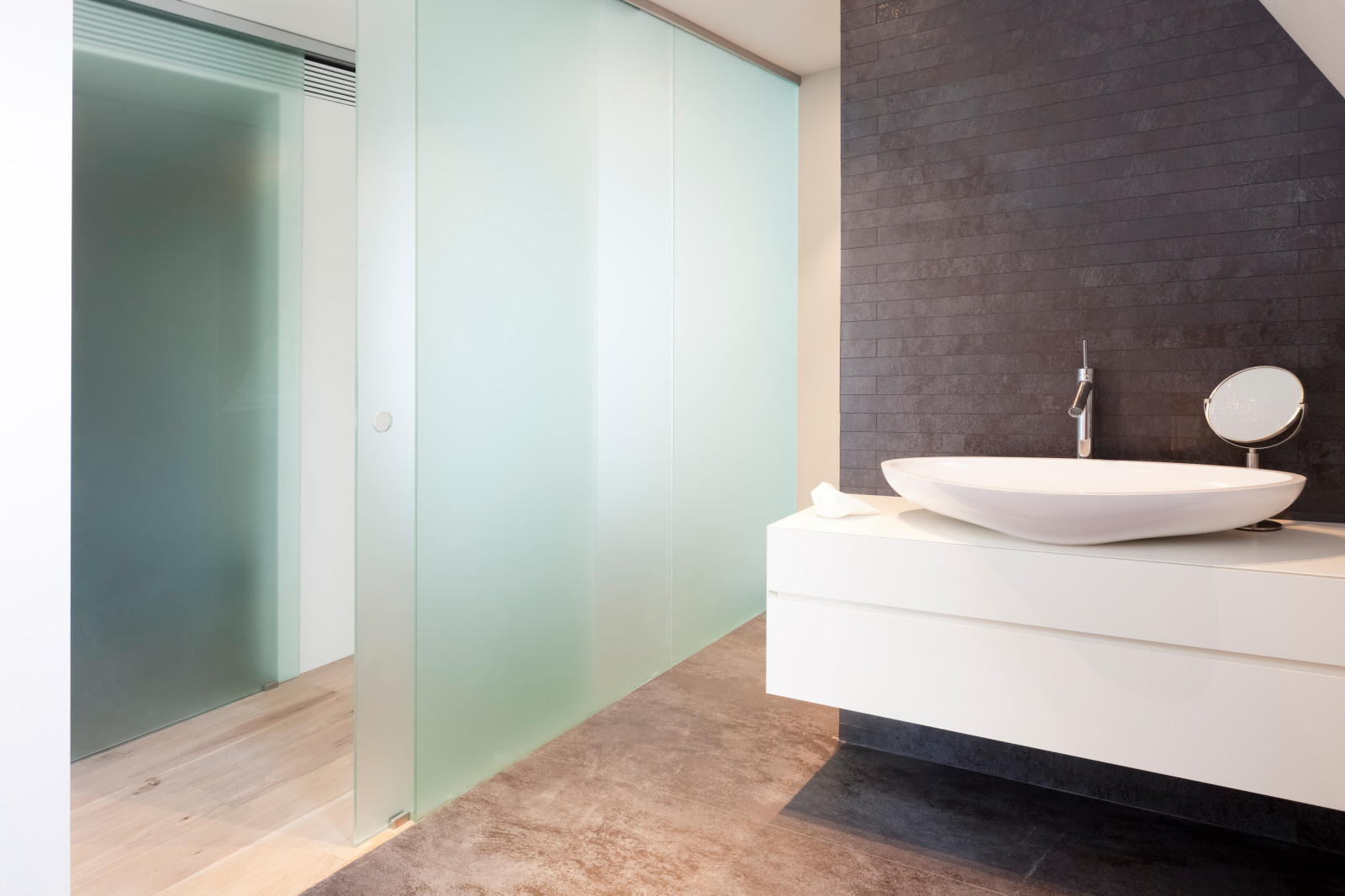 Houzz тур: Дом под Москвой с оригинальным пандусом и винтовой лестницей