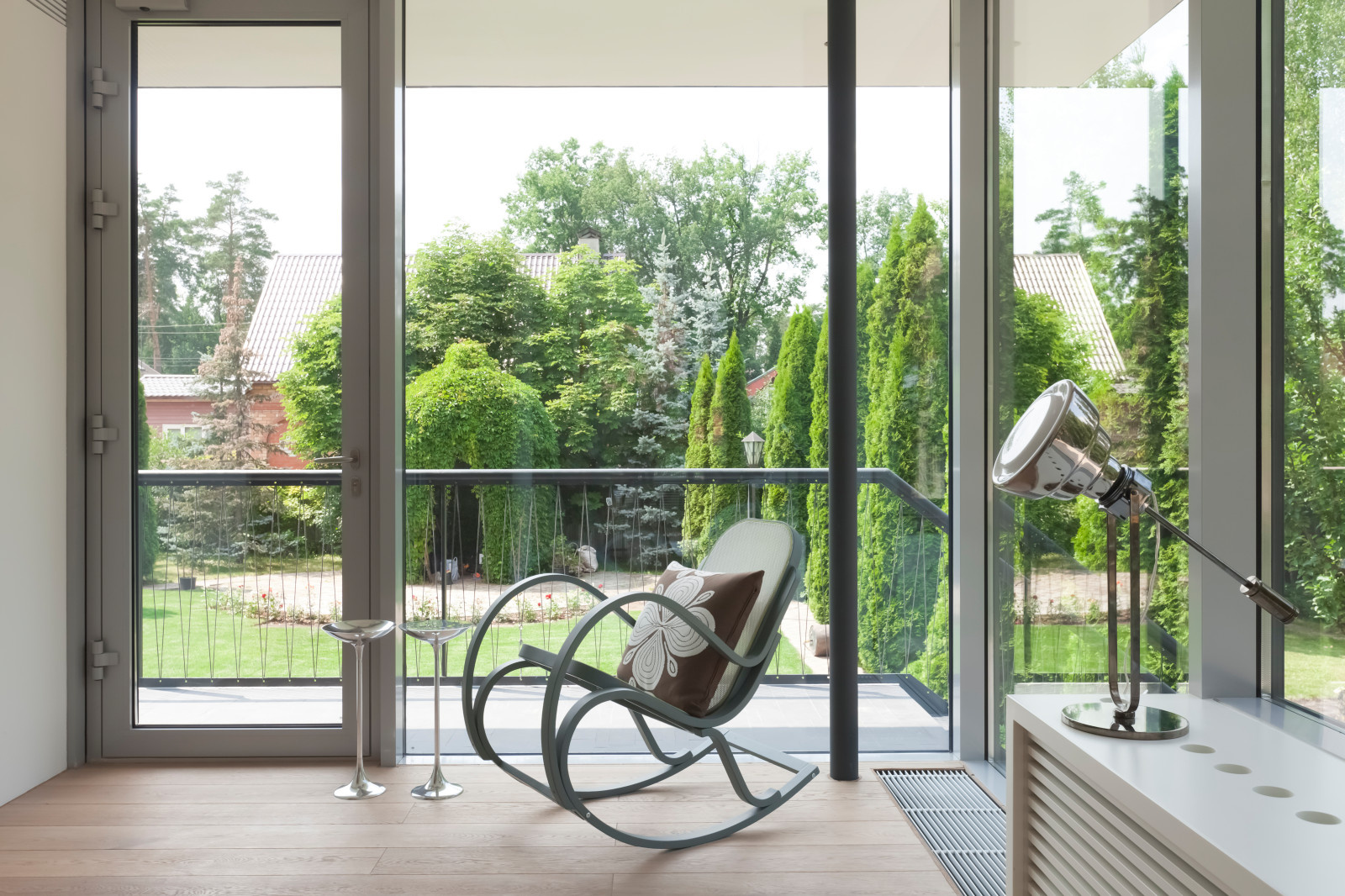 Houzz тур: Дом под Москвой с оригинальным пандусом и винтовой лестницей