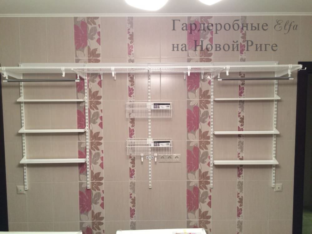 Система хранения Elfa в подсобном помещении (белый металл)