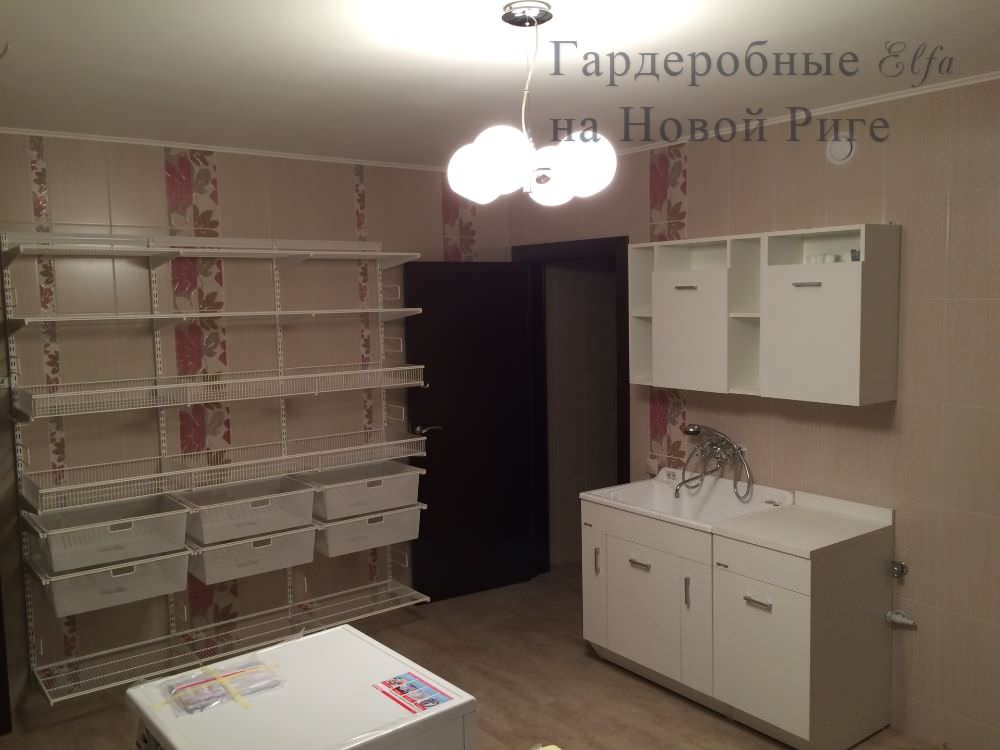 Система хранения Elfa в подсобном помещении (белый металл)