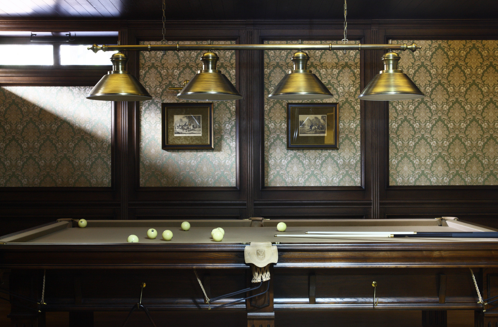 Houzz тур: Подмосковный коттедж с двусторонним камином и бильярдной