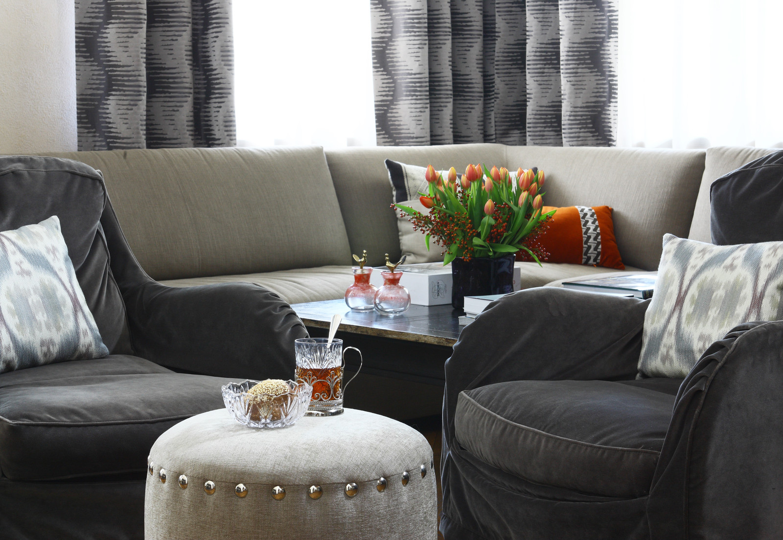 Houzz тур: Подмосковный коттедж с двусторонним камином и бильярдной