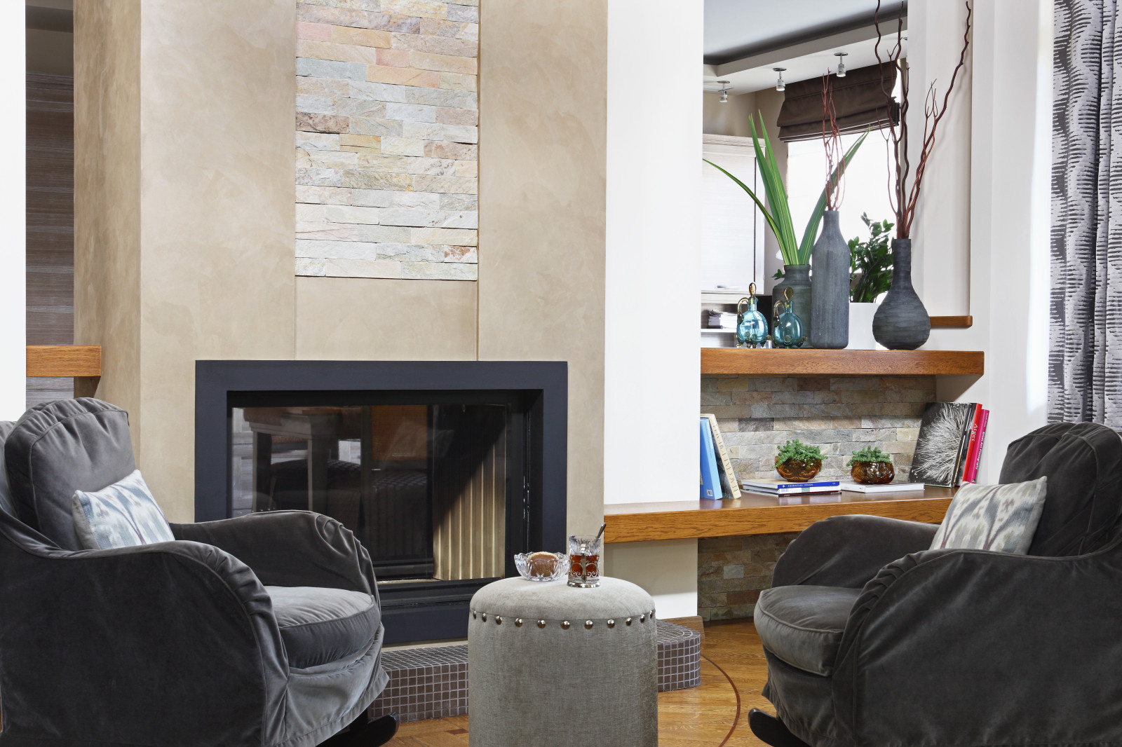 Houzz тур: Подмосковный коттедж с двусторонним камином и бильярдной