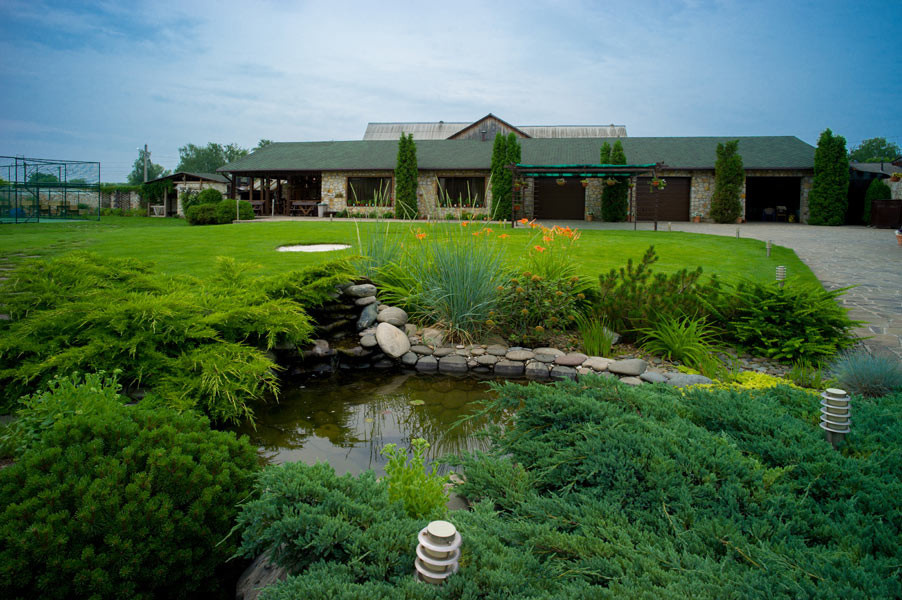 Дом с водопадом