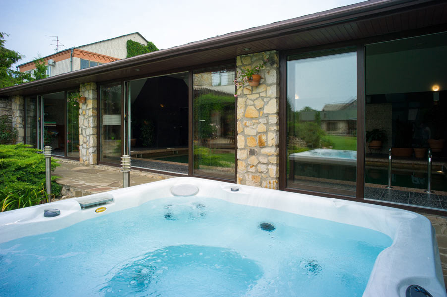 Дом с водопадом