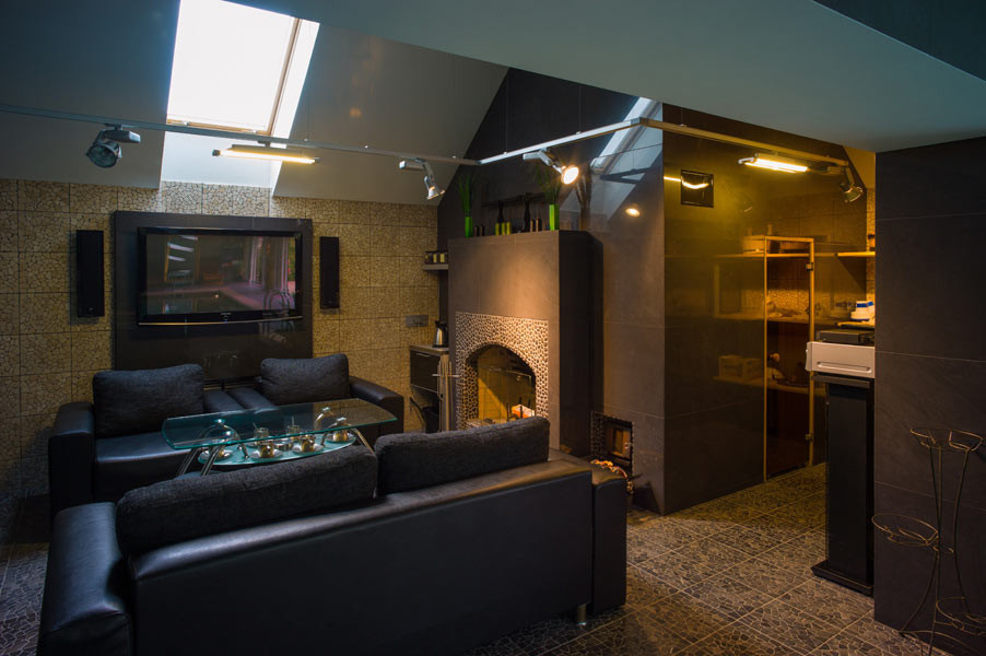 Дом с водопадом