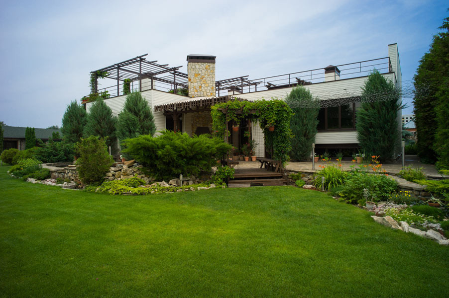 Дом с водопадом