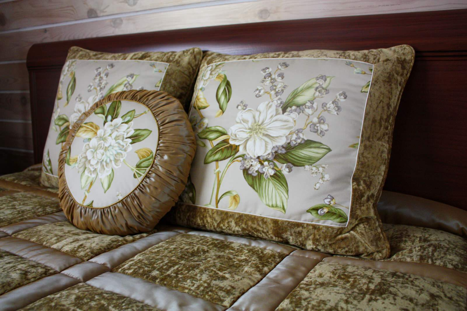 В загородном деревянном доме