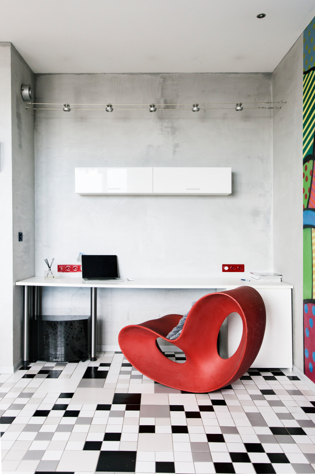 В гостях: Квартира с граффити и двумя добродушными собаками