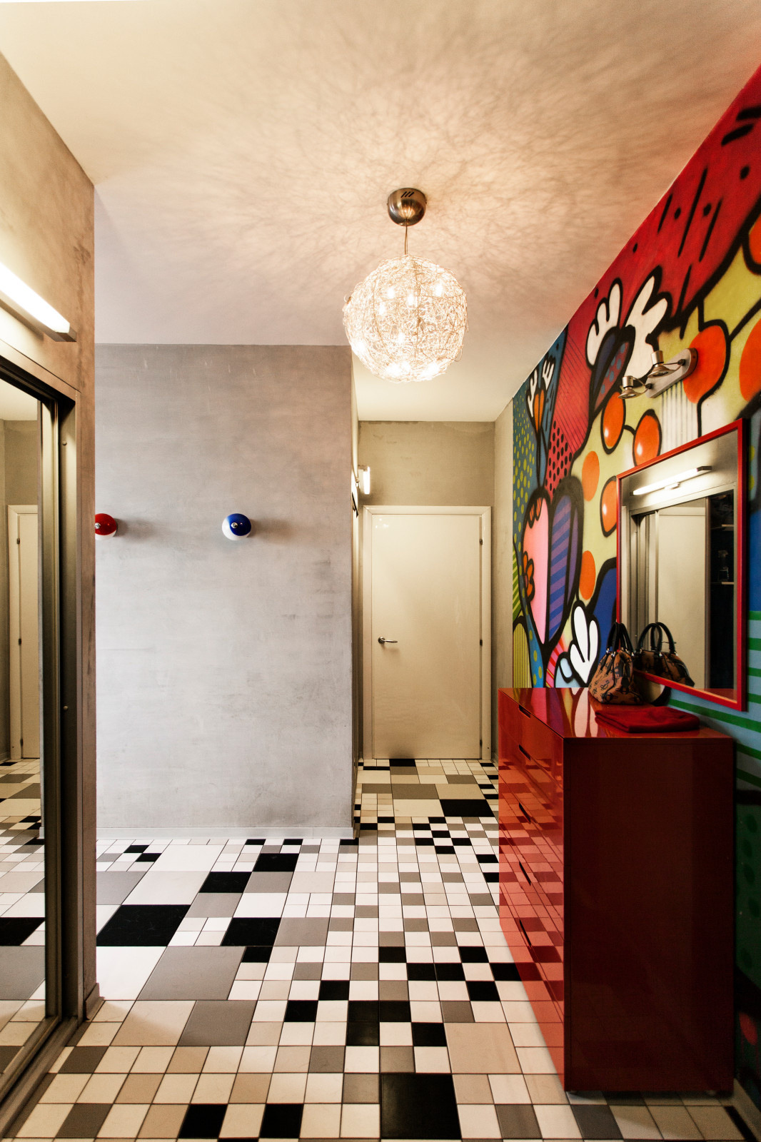 В гостях: Квартира с граффити и двумя добродушными собаками