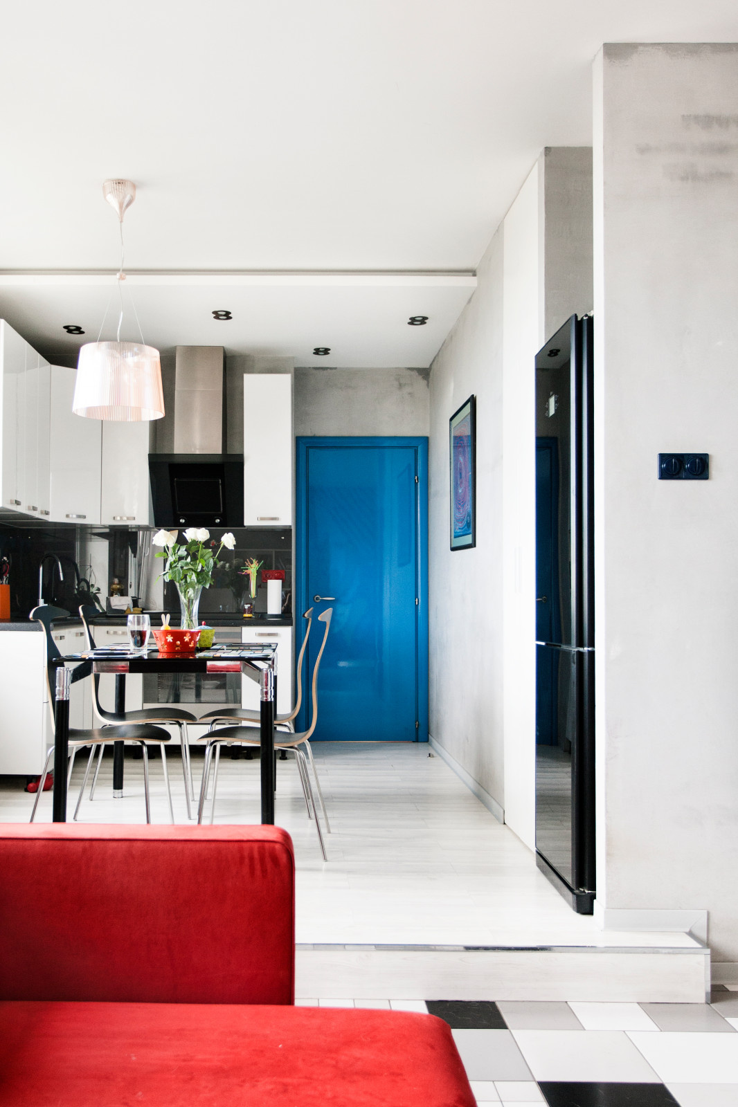 В гостях: Квартира с граффити и двумя добродушными собаками