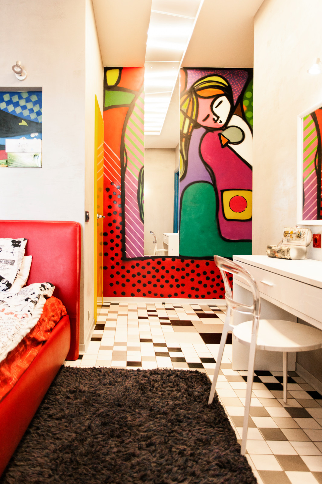 В гостях: Квартира с граффити и двумя добродушными собаками