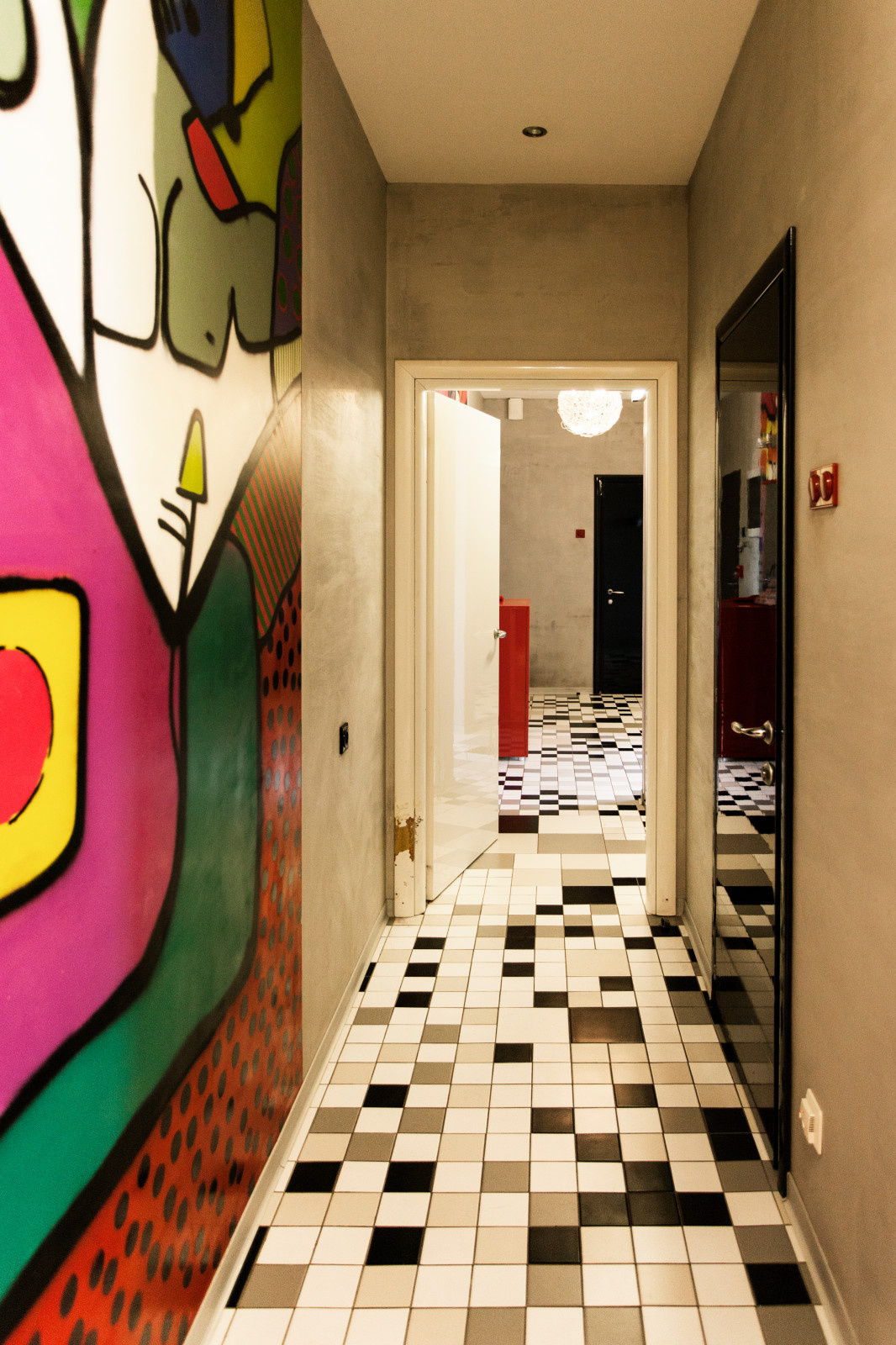 В гостях: Квартира с граффити и двумя добродушными собаками