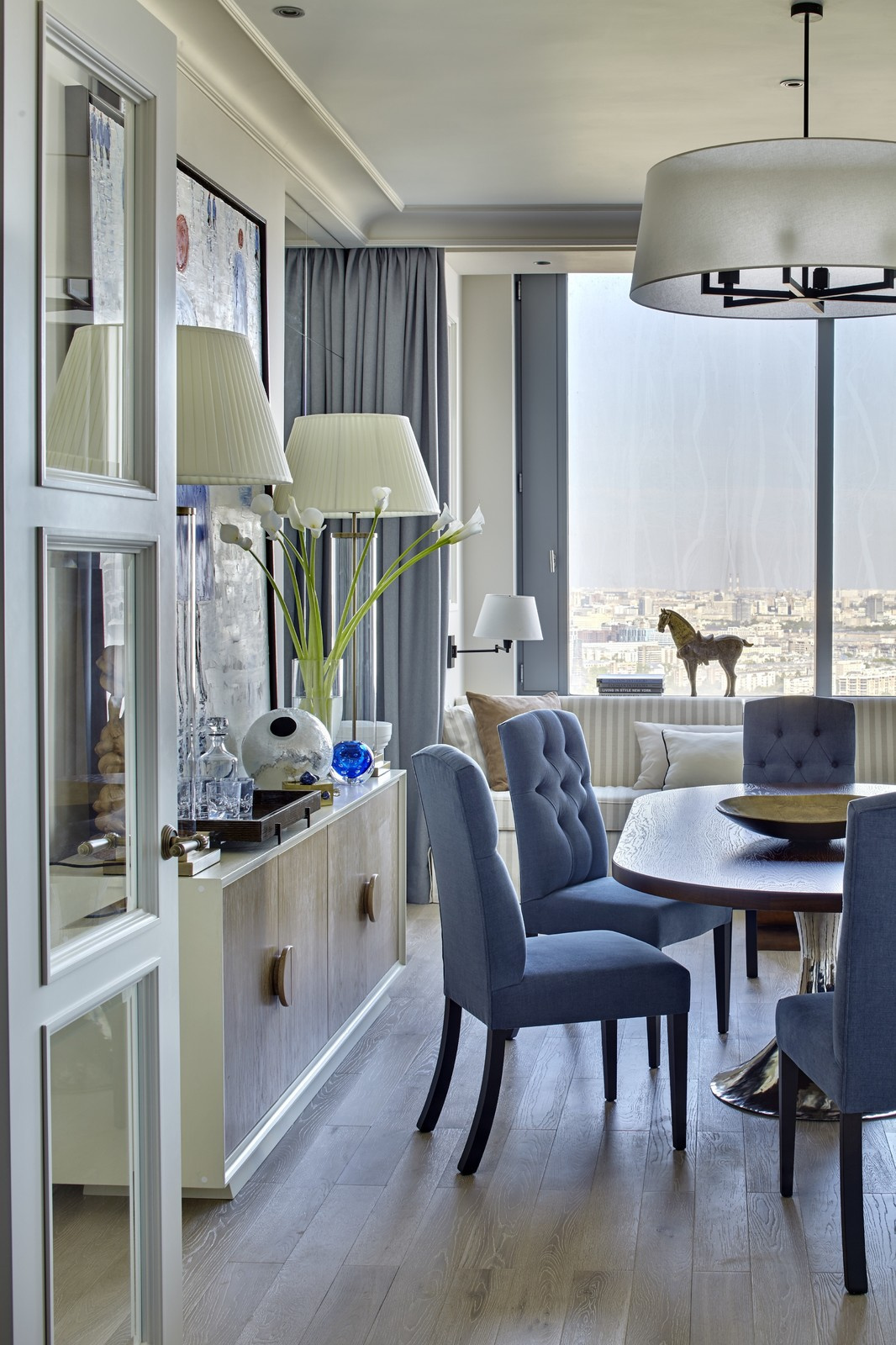 Houzz тур: Квартира в Москве с цветными холлами и панорамной спальней