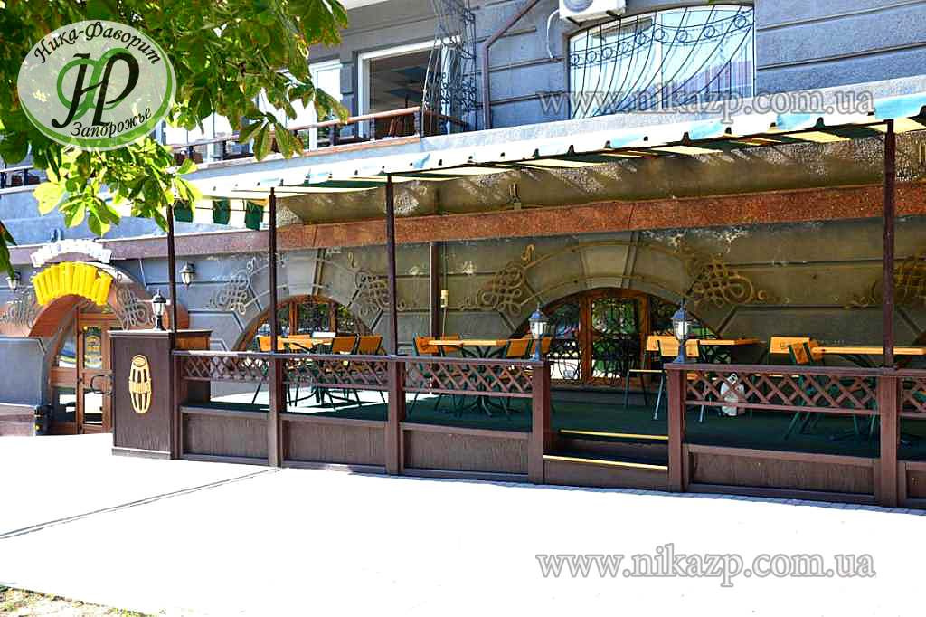 Restaurant wooden summer ground. Summer platform. Летняя площадка ресторана