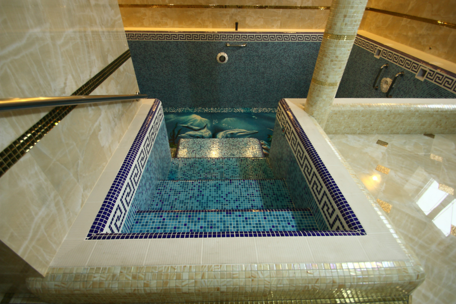 Лестница в бассейн