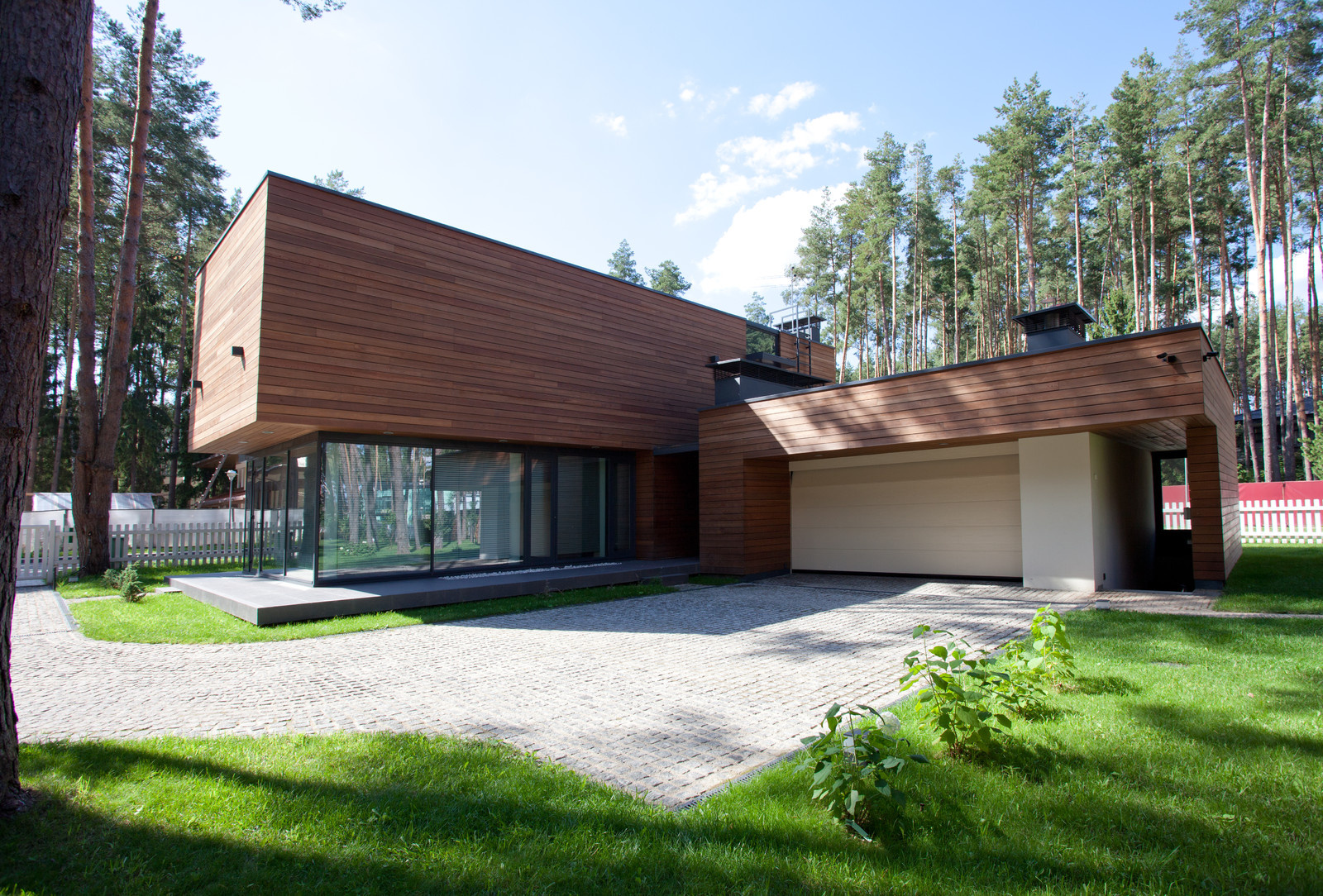 Обложка альбома: показательный дом