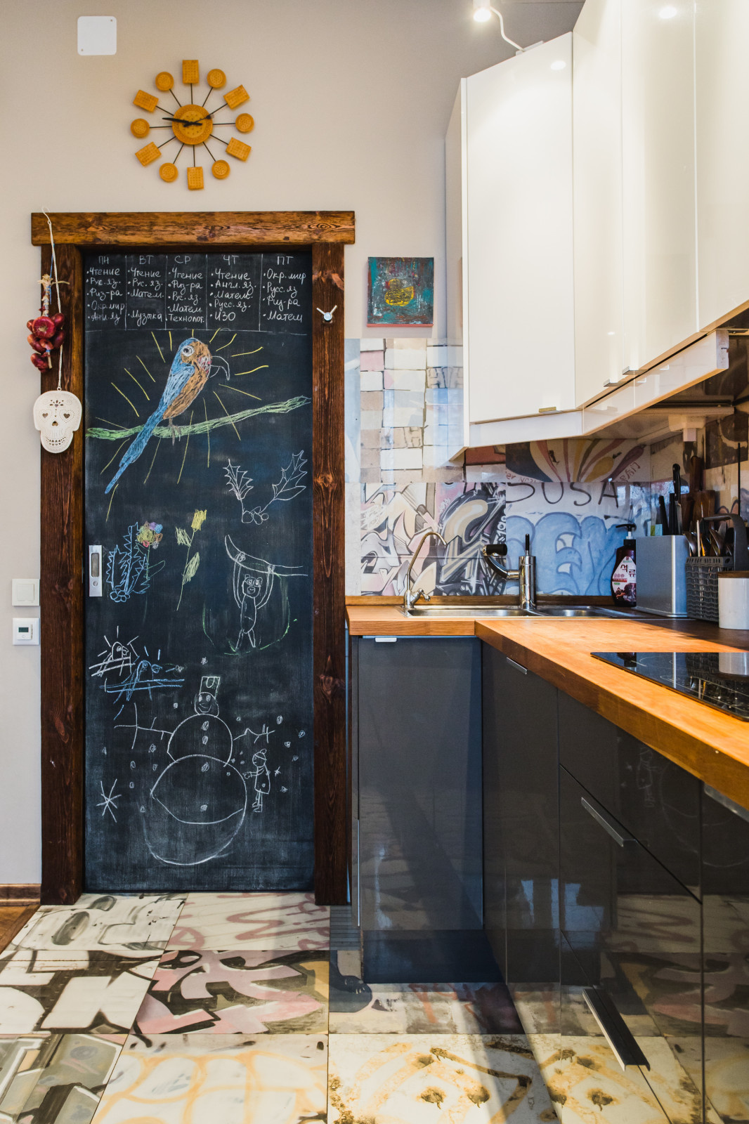 В гостях: Квартира в Звенигороде, полная детей и искусства