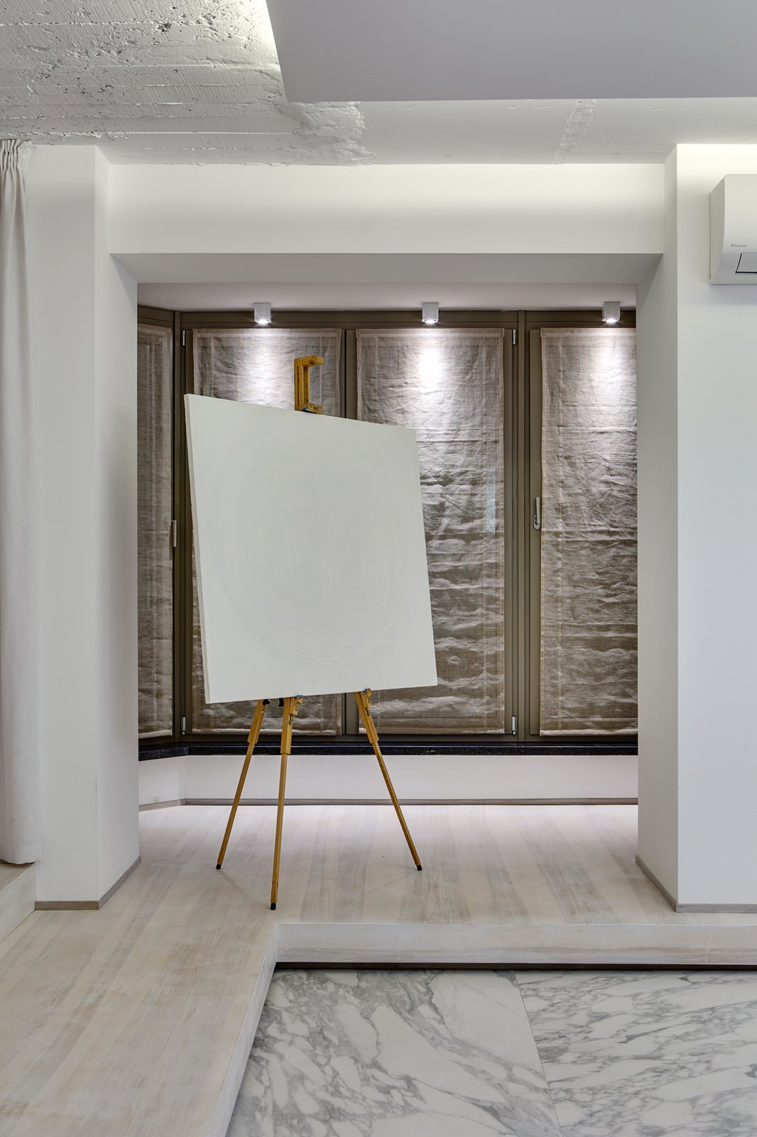 Houzz Украина: Двухэтажная квартира с белым кирпичом и галькой