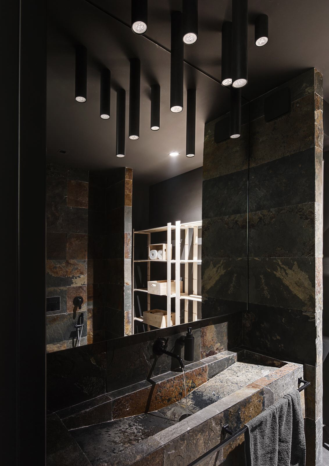 Houzz Украина: Двухэтажная квартира с белым кирпичом и галькой