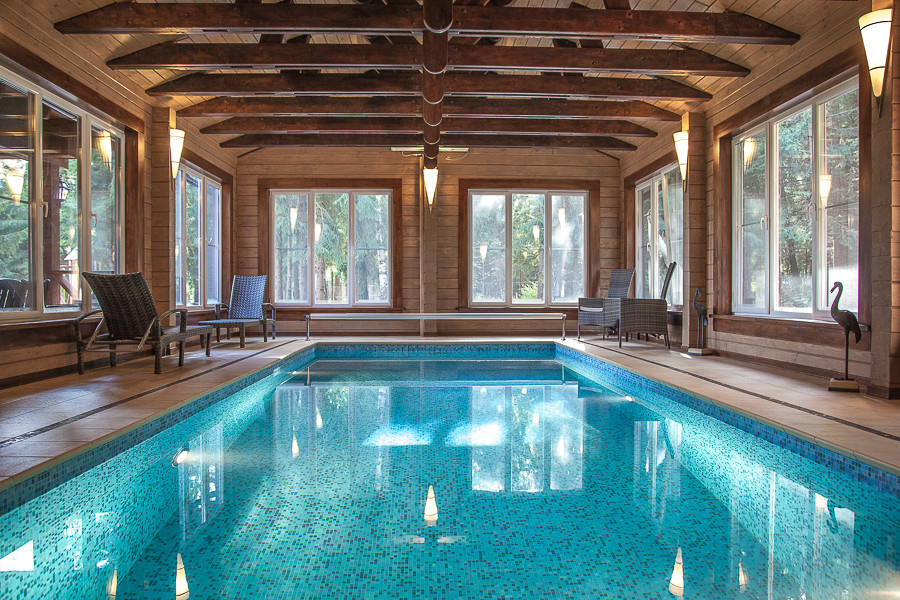 Бассейн в деревянном доме