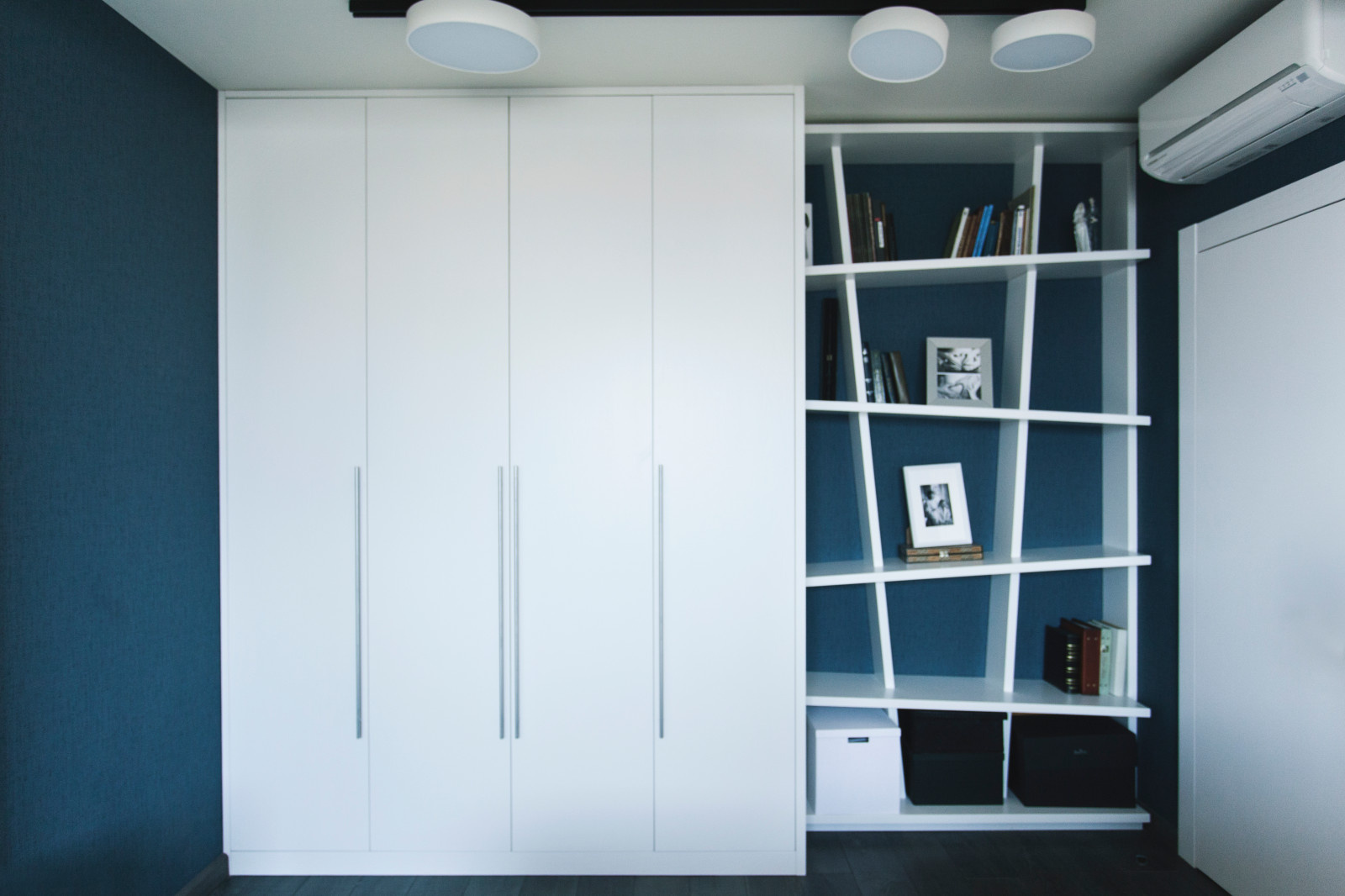 Обложка альбома: кривой стллаж