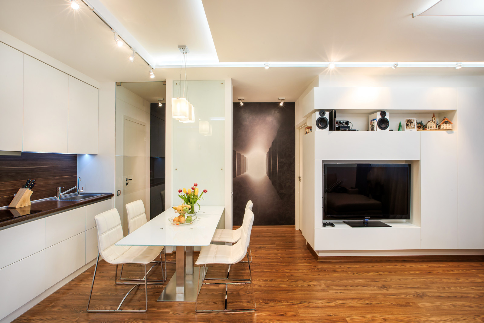 КОНТРАСТНЫЕ ОТНОШЕНИЯ