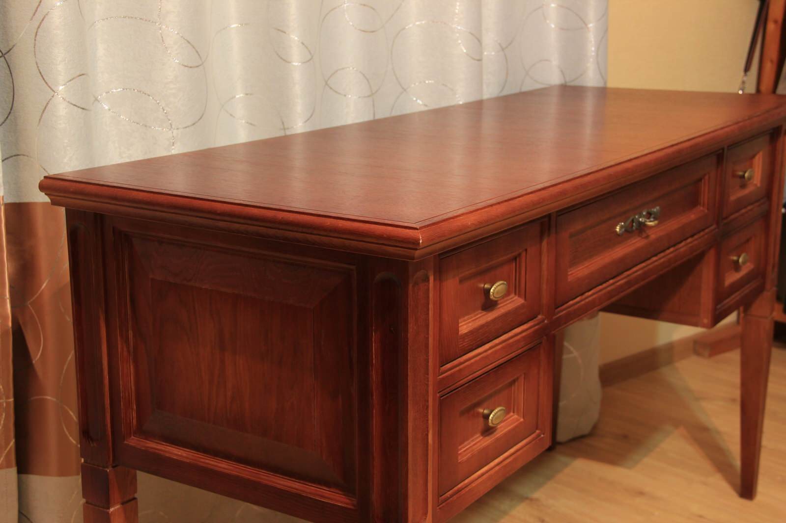 Столик туалетный