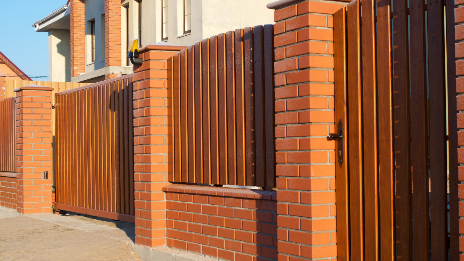 Установка деревянного забора с калиткой и автоматических откатных ворот