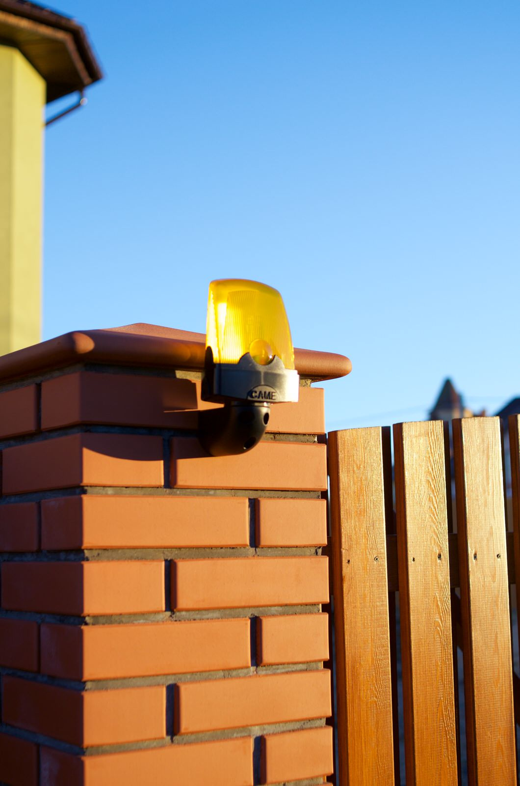 Установка деревянного забора с калиткой и автоматических откатных ворот