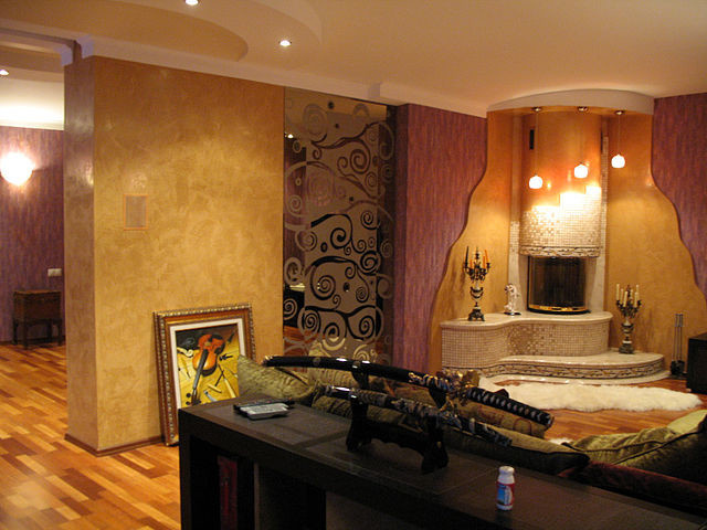 Интерьер коттеджа с мансардой