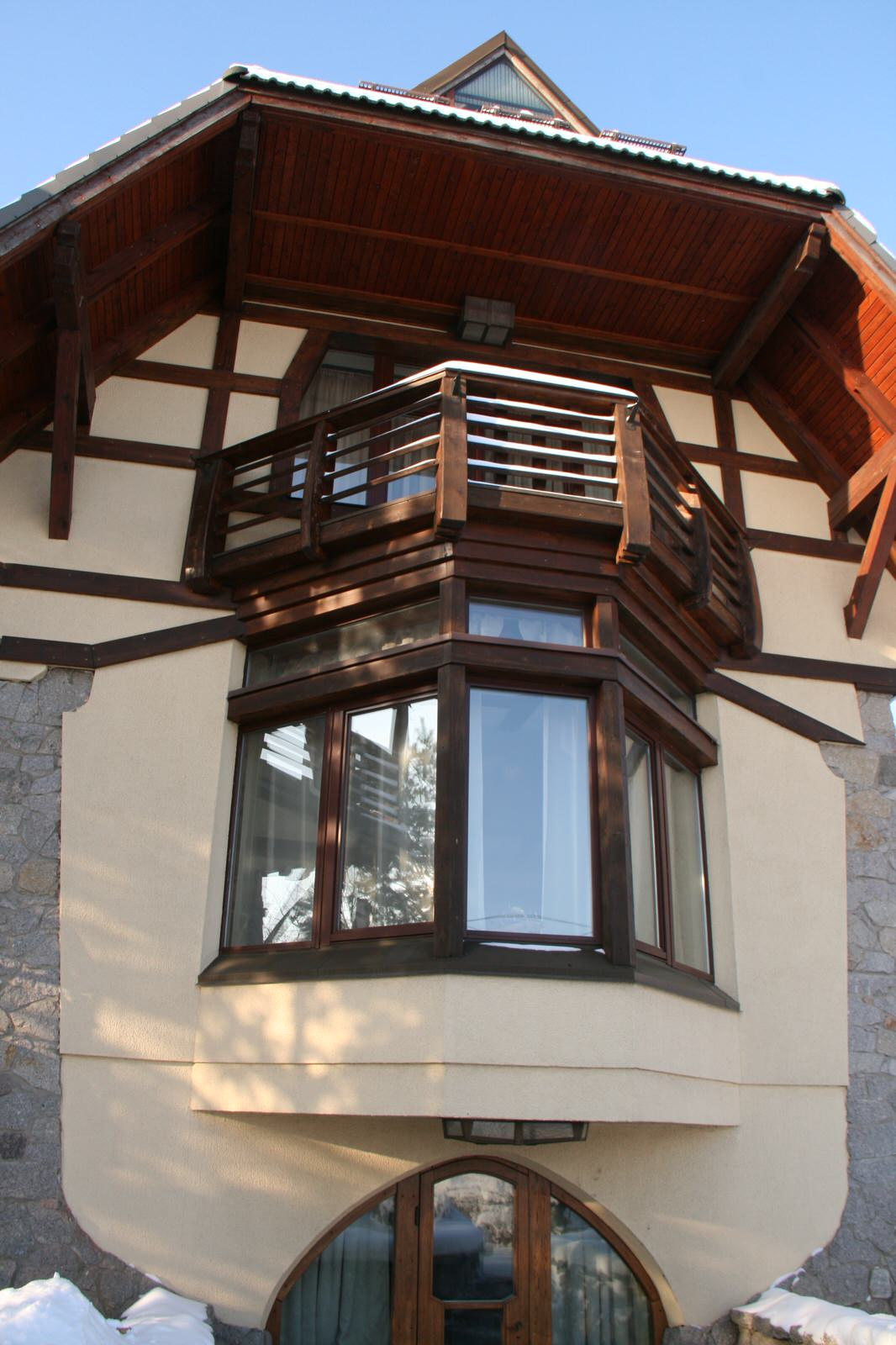 House in front of national park                       (Дом напротив заповедника)