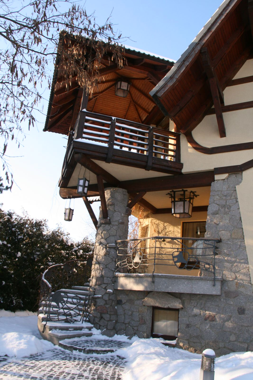 House in front of national park                       (Дом напротив заповедника)