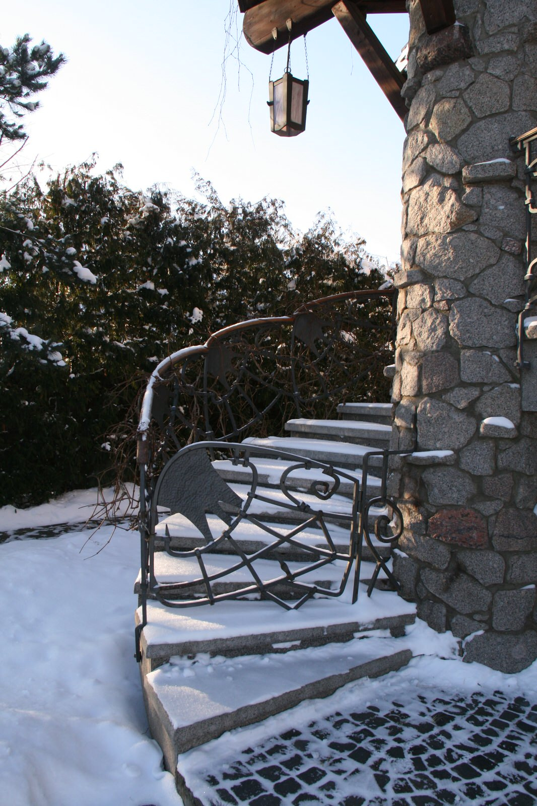 House in front of national park                       (Дом напротив заповедника)