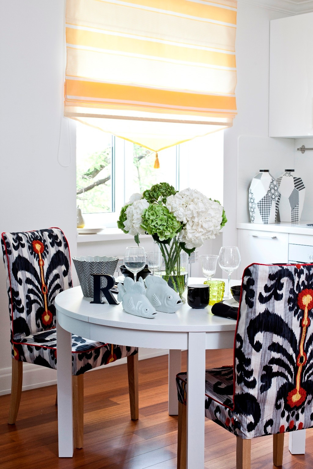 Столовая: римская штора, чехлы на стулья