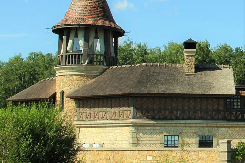 РЕСТОРАННЫЙ КОМПЛЕКС В ПОСЕЛКЕ ТРУВИЛЬ.