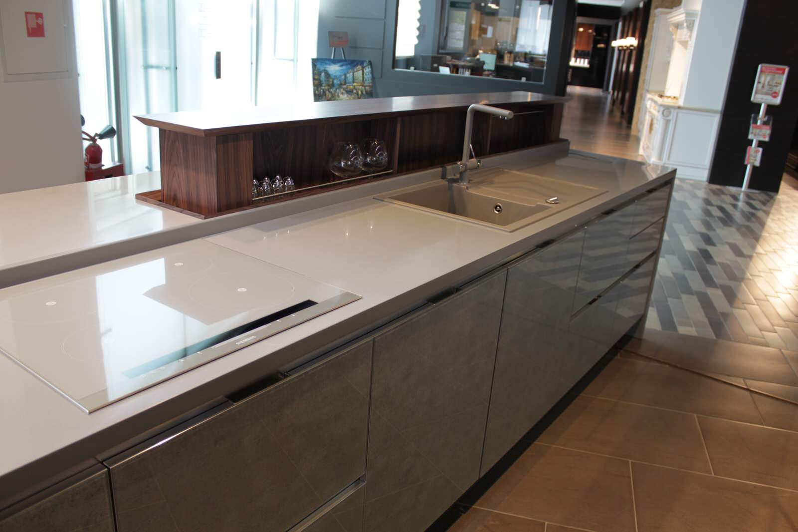 Шпон Палисандр Индийский + фасады со стеклом Серебро