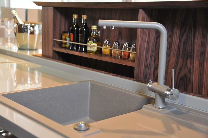 Шпон Палисандр Индийский + фасады со стеклом Серебро