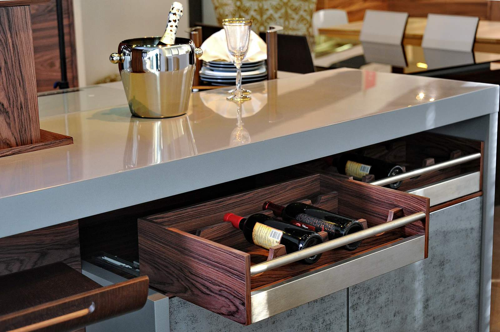 Шпон Палисандр Индийский + фасады со стеклом Серебро