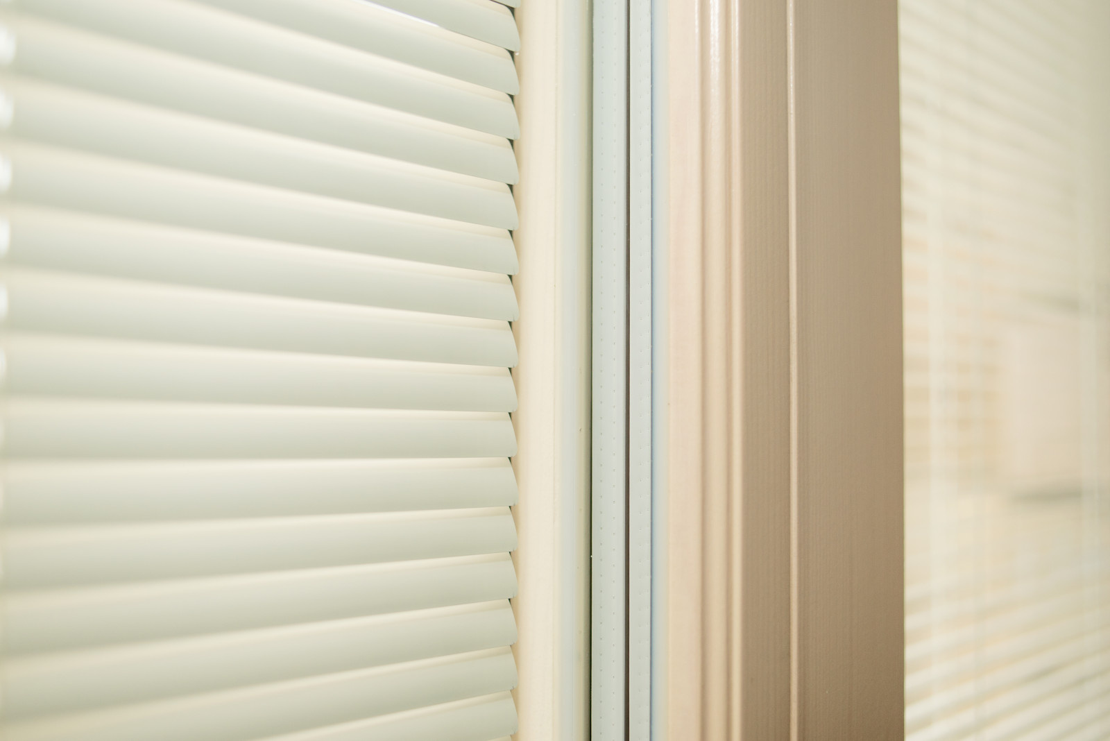 Остекление квартиры пр-т Мира (дерево-алюминиевые окна с жалюзи)