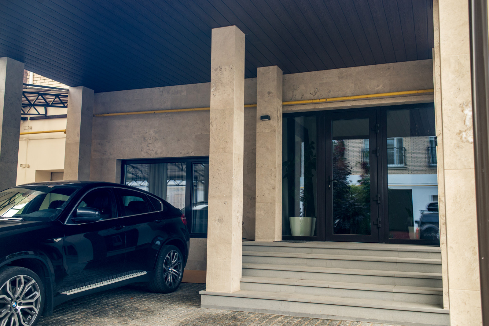 Современное остекление на Остафьевской (дерево-алюминиевые окна)