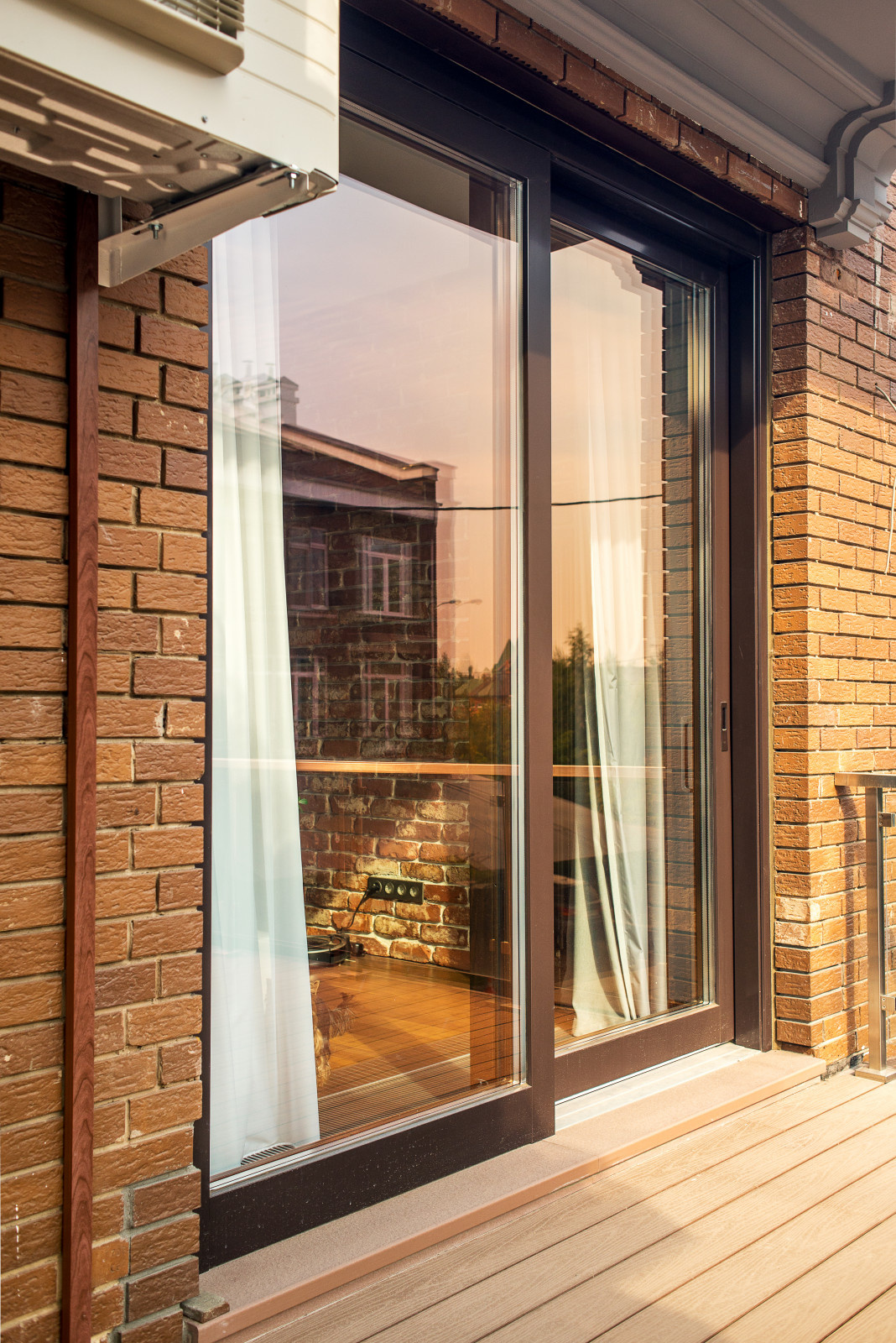 Современное остекление на Остафьевской (дерево-алюминиевые окна)