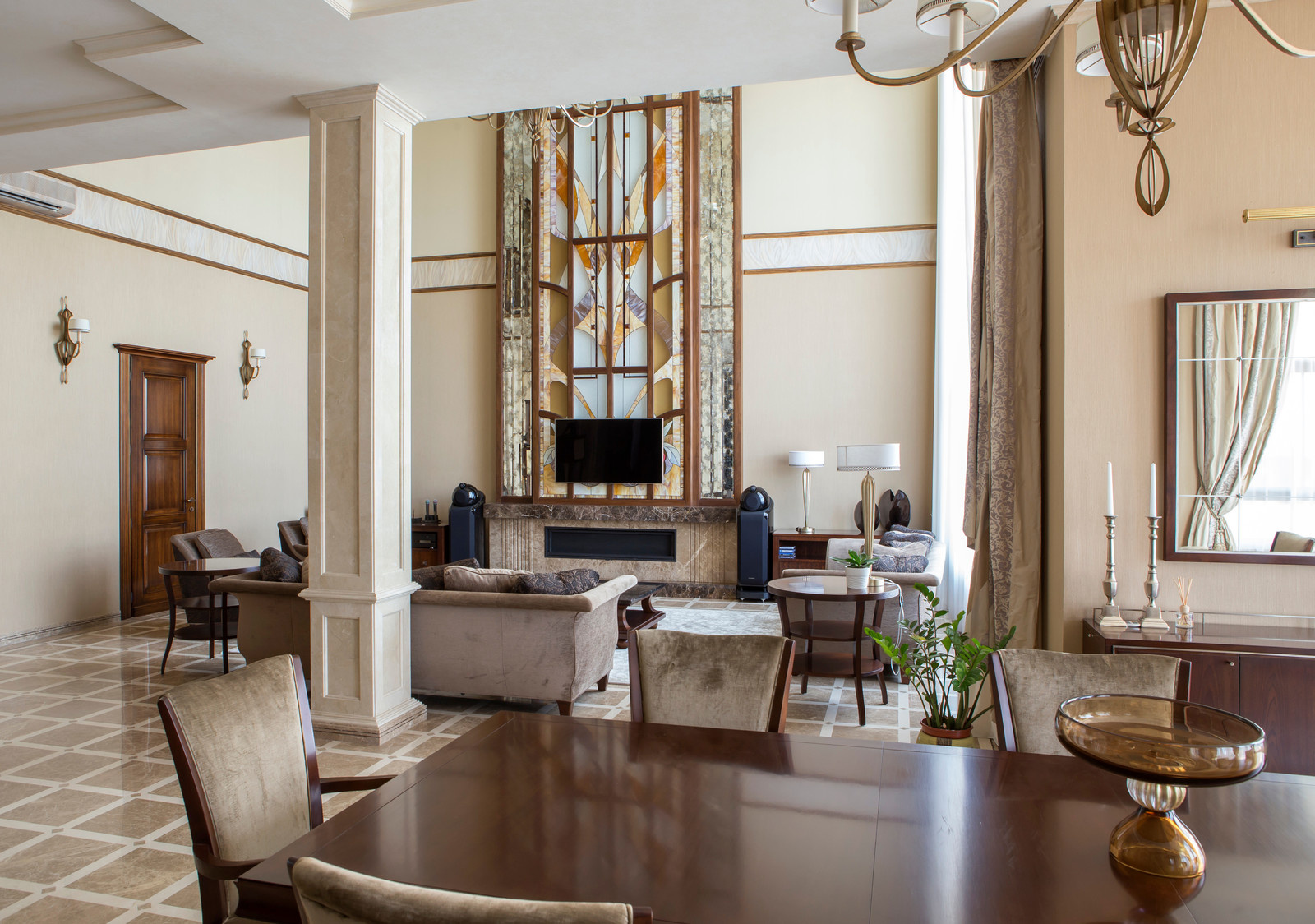 Houzz тур: Дом с витражом и умиротворяющими интерьерами