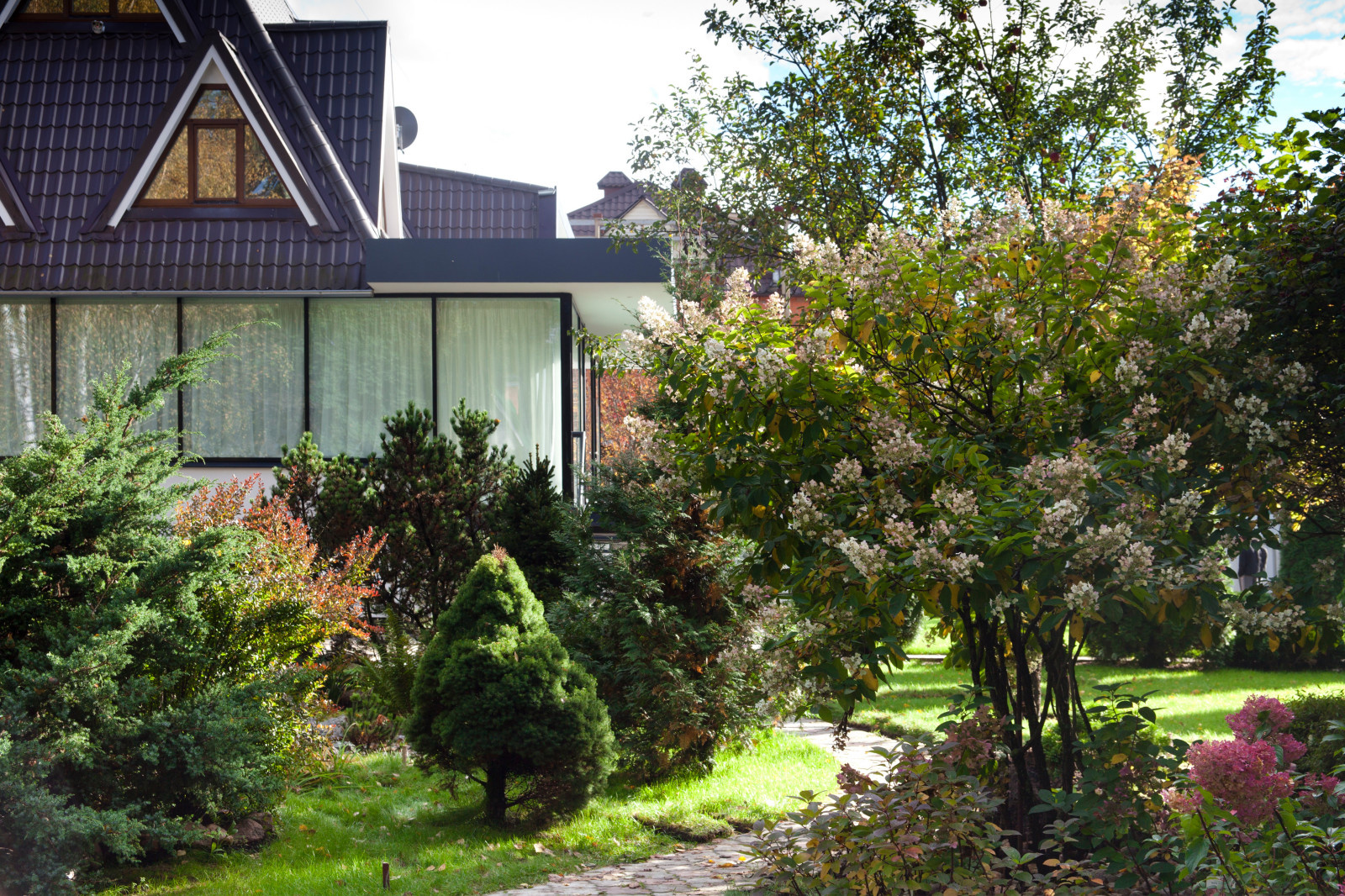 Houzz тур: Дом под Москвой с оригинальным пандусом и винтовой лестницей