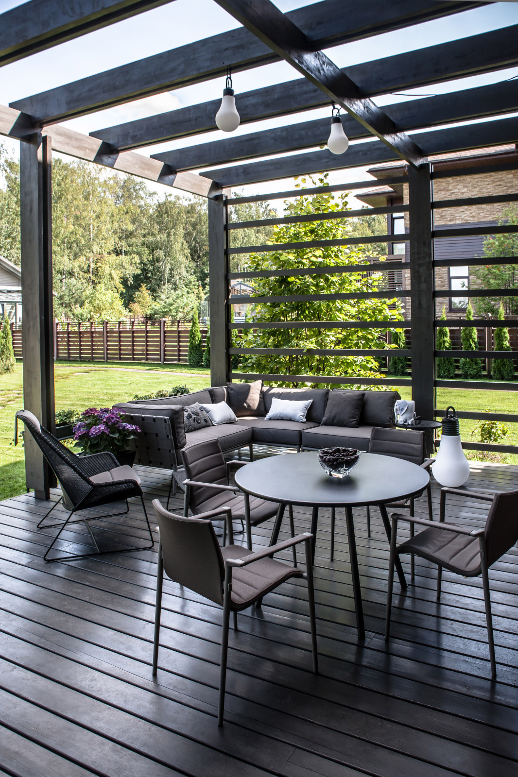 Интерьер дома со средневековым порталом