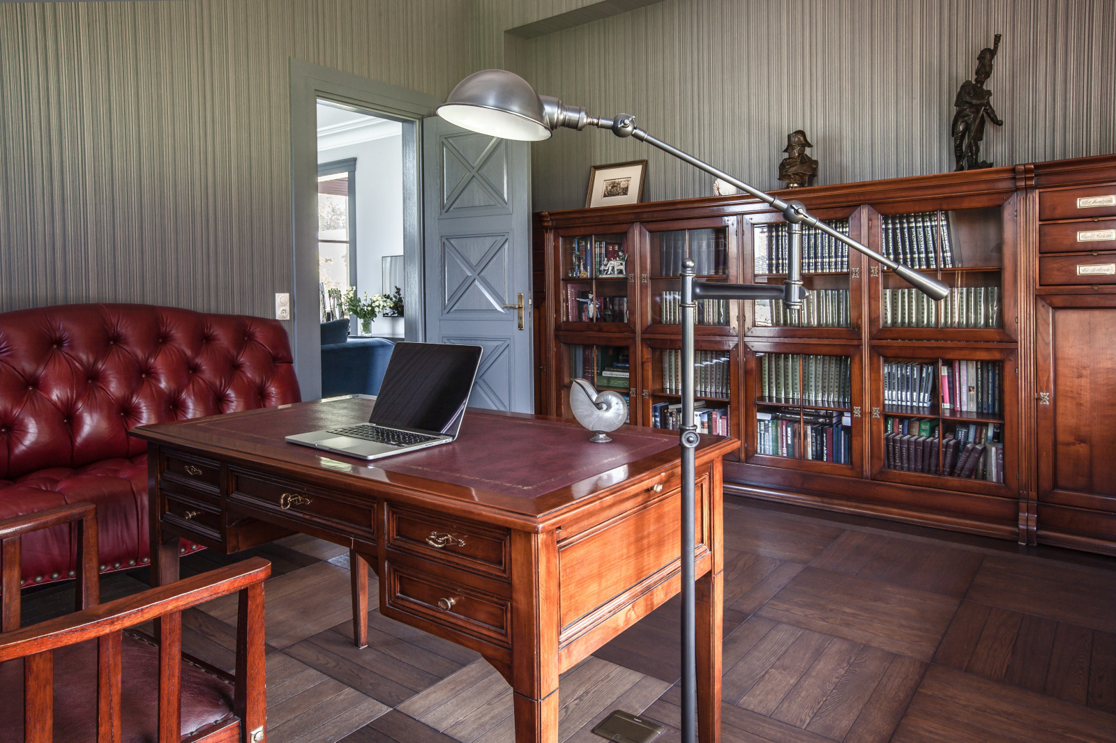 Интерьер дома со средневековым порталом