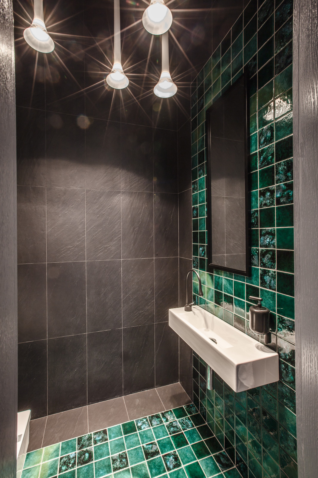 Интерьер дома со средневековым порталом