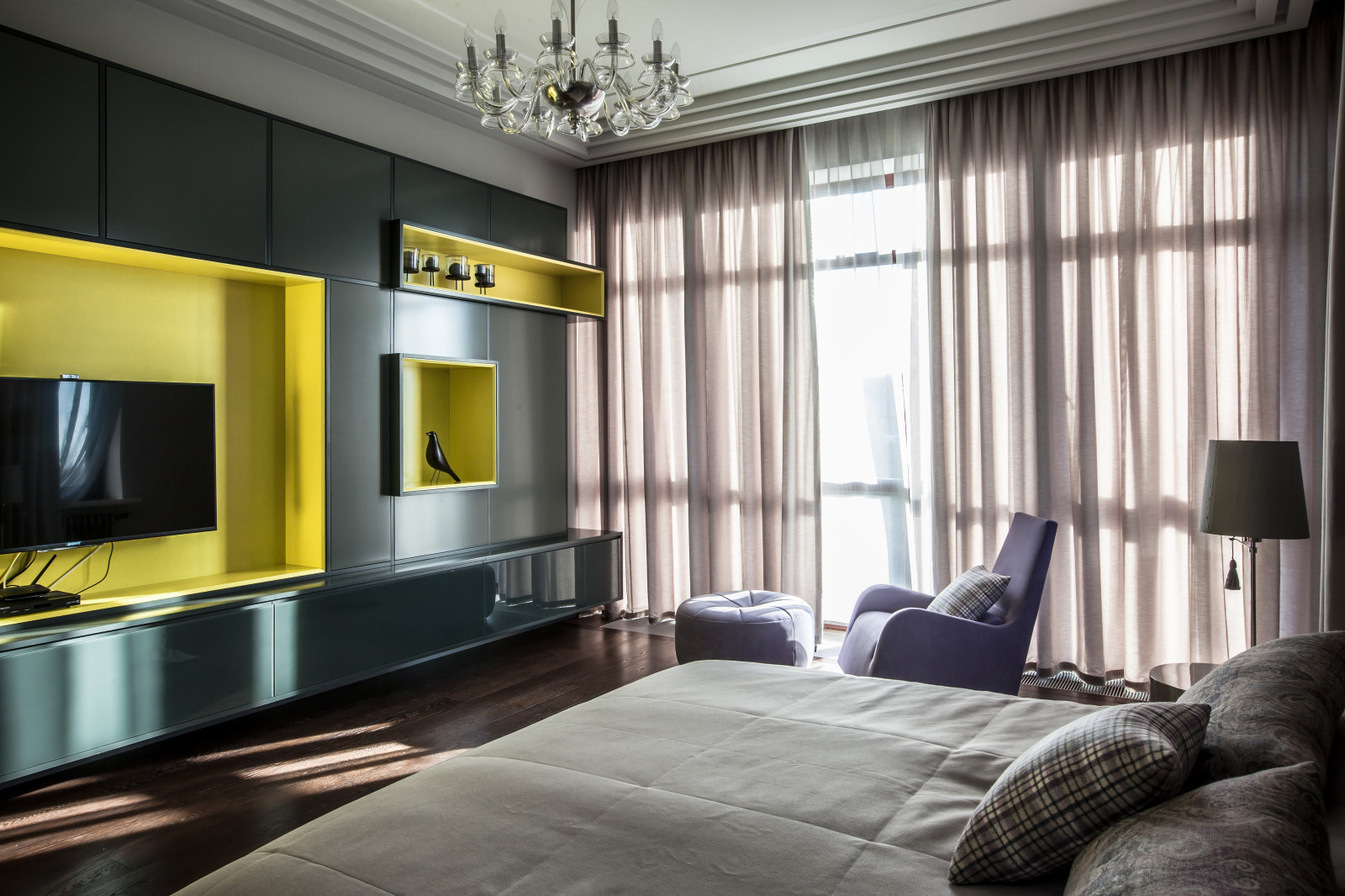 Интерьер дома со средневековым порталом