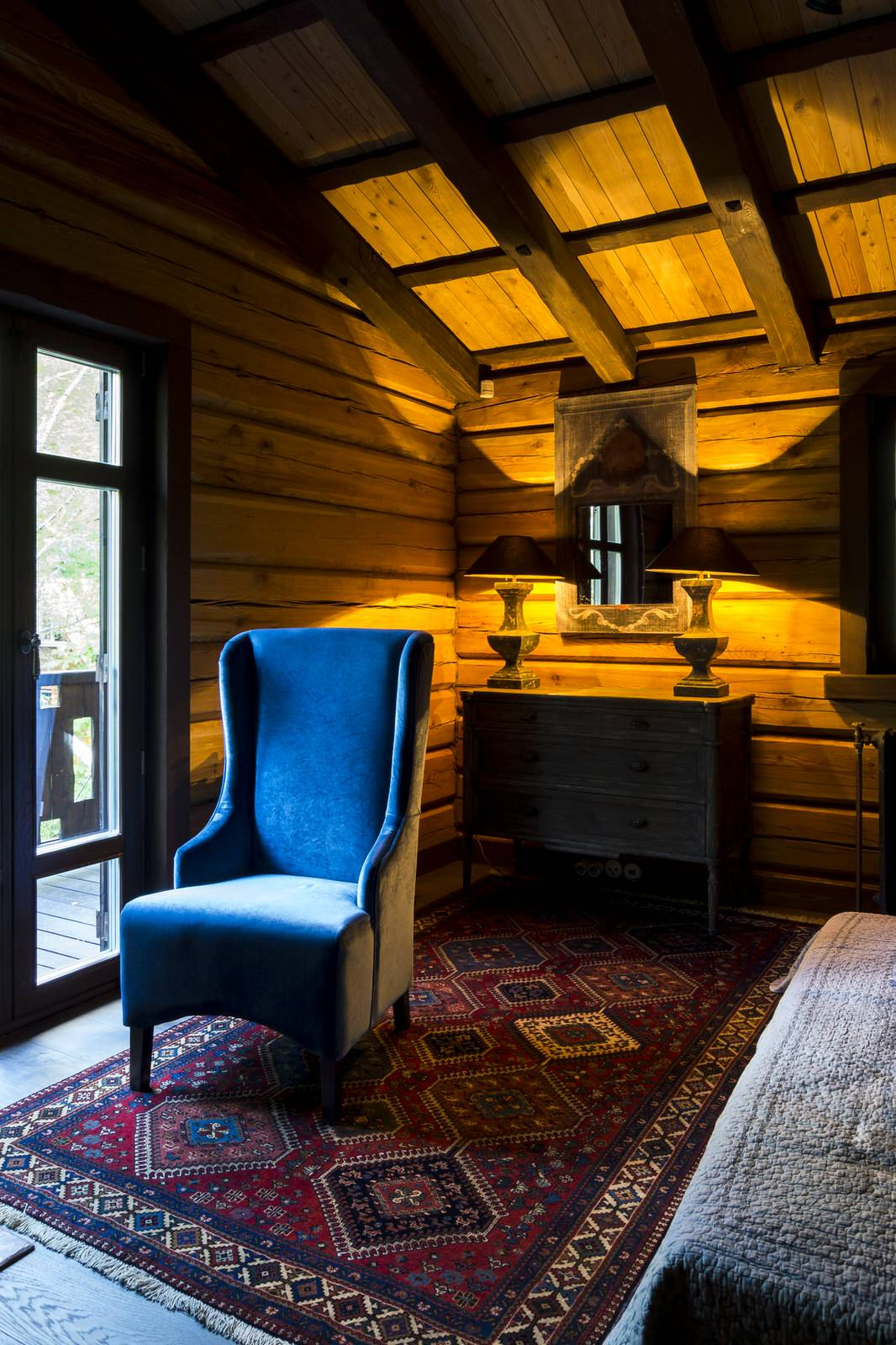 Вопрос: Как осветить темный интерьер